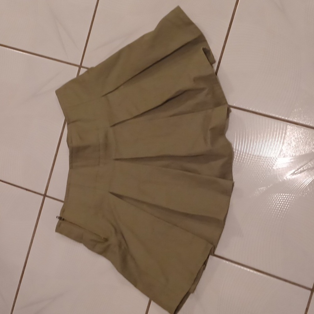 4/$80 Khaki Pleated Skort - Size US6 - Picture 2 of 8